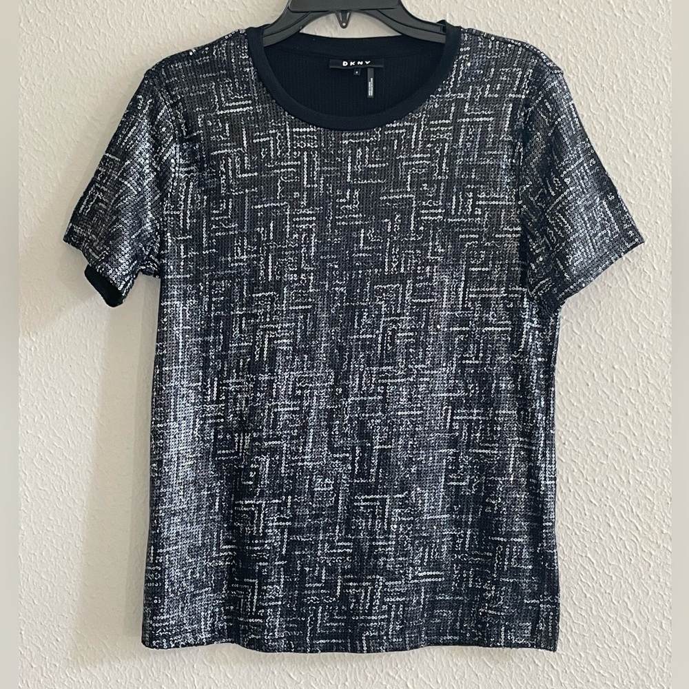 DKNY WOMEN'S BLOUSE/T-SHIRT STRETCH SEQUIN CREW NECK SIZE S BLACK